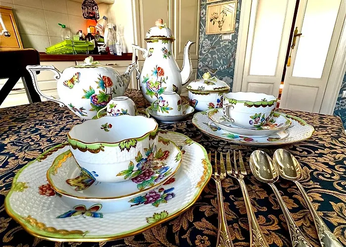 Charming Elegant In Historic Art Nouveau Building, Frühstückspension 3*