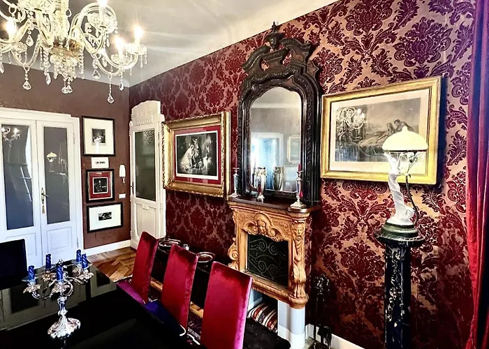 Charming Elegant In Historic Art Nouveau Building, Frühstückspension