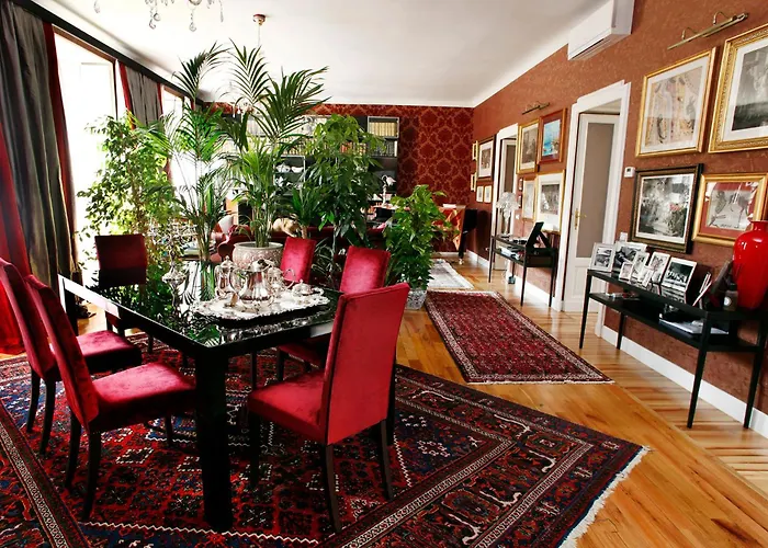 Charming Elegant In Historic Art Nouveau Building, Frühstückspension 3*